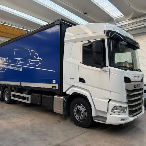 Motrice telonata all'interno di un magazzino